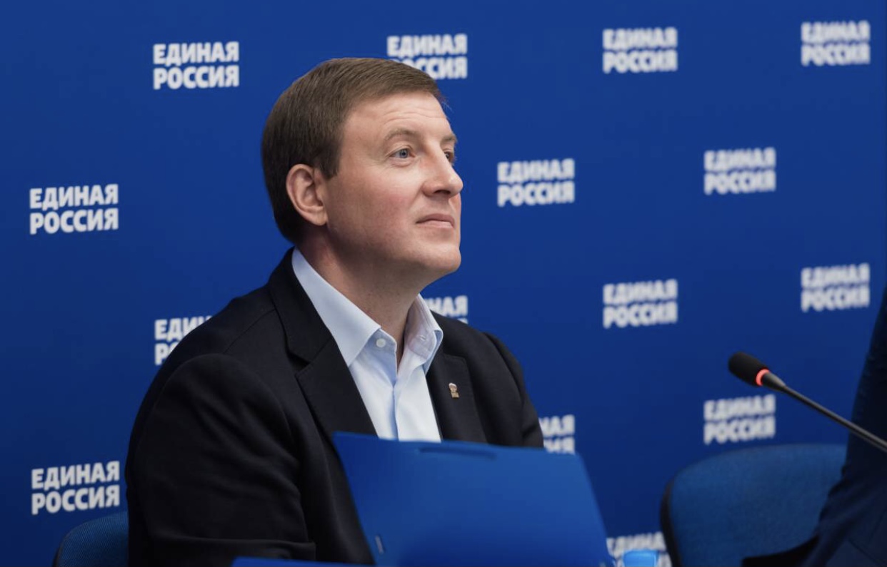 «Единая Россия» установит в ПВР для беженцев с Донбасса новогодние елки и поздравит военнослужащих на передовой.