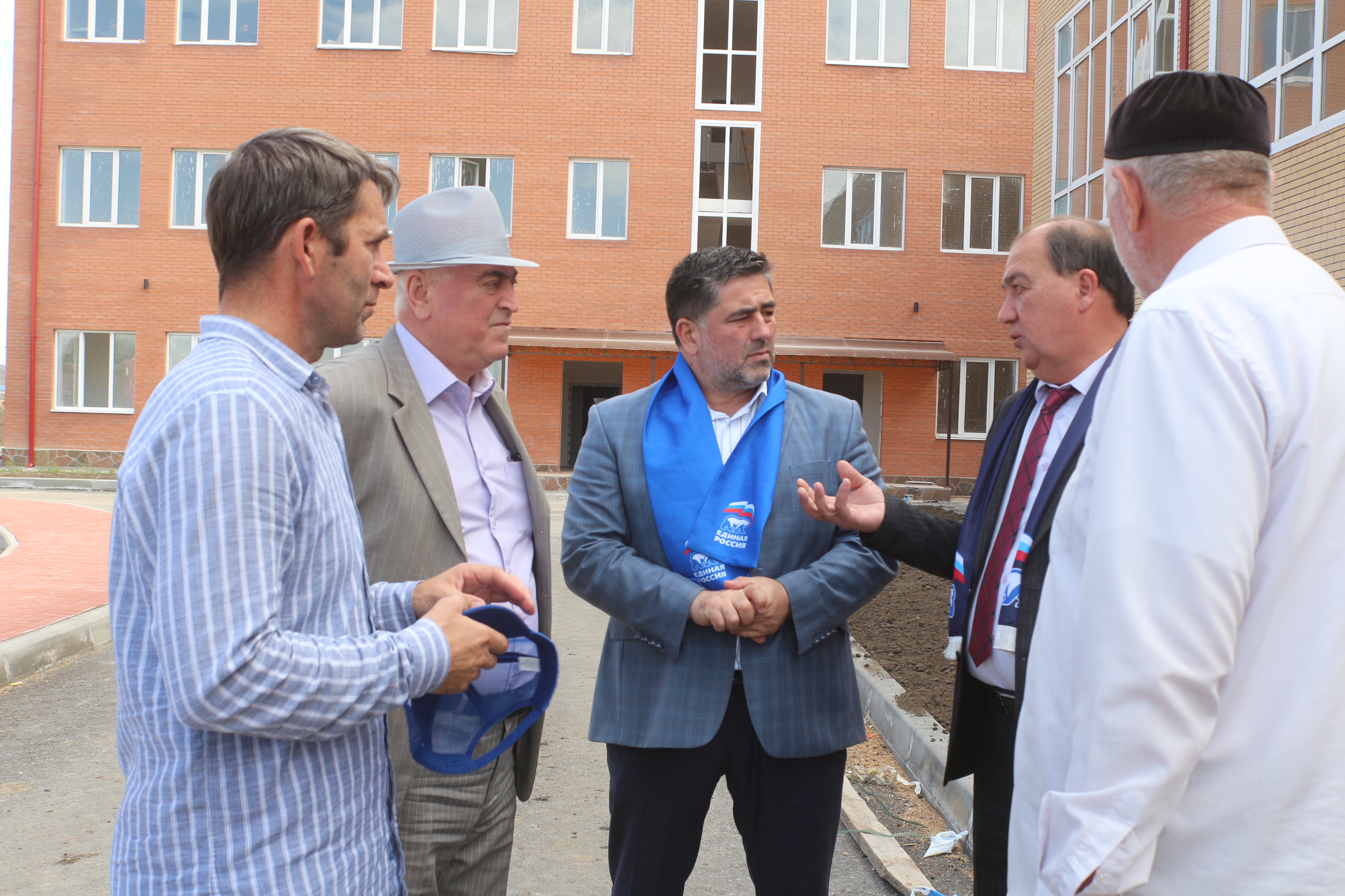 Партийный десант проверили ход строительства новой школы в Карабулаке.