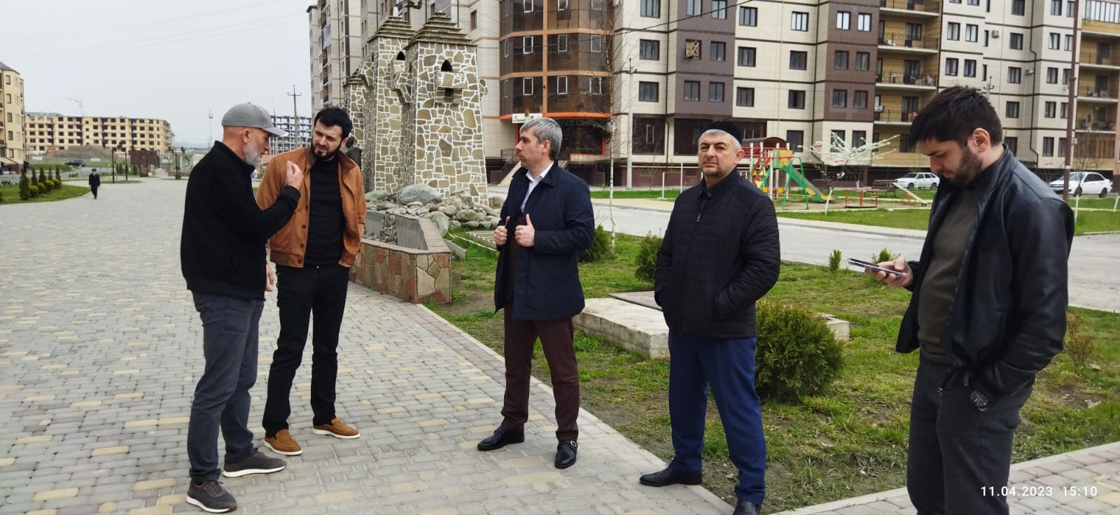 «Партийный десант» проверил ход работ по благоустройству аллеи Отца в Магасе.