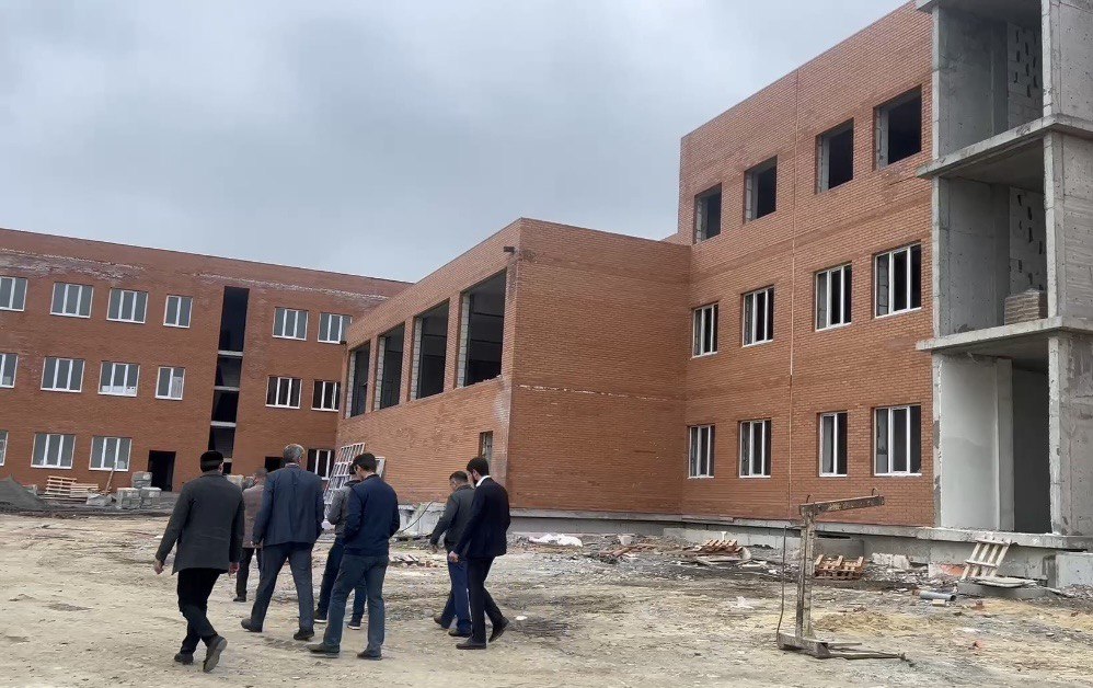 В Сунже в рамках «Партийного десанта» прошел мониторинг хода строительства школы.