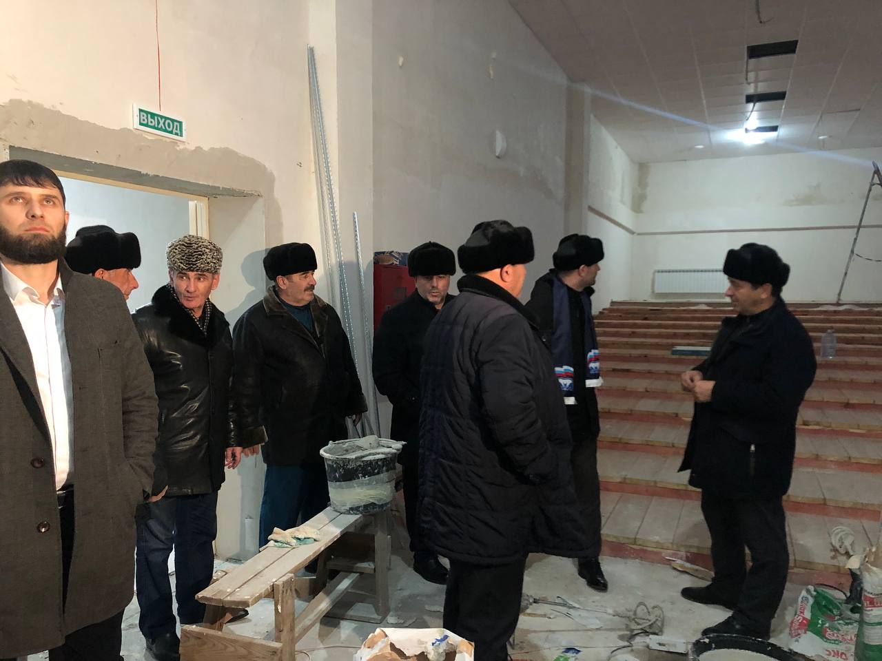 «Партийный десант» проверил ход строительства Дома культуры в с.п. Гайрбек-Юрт.